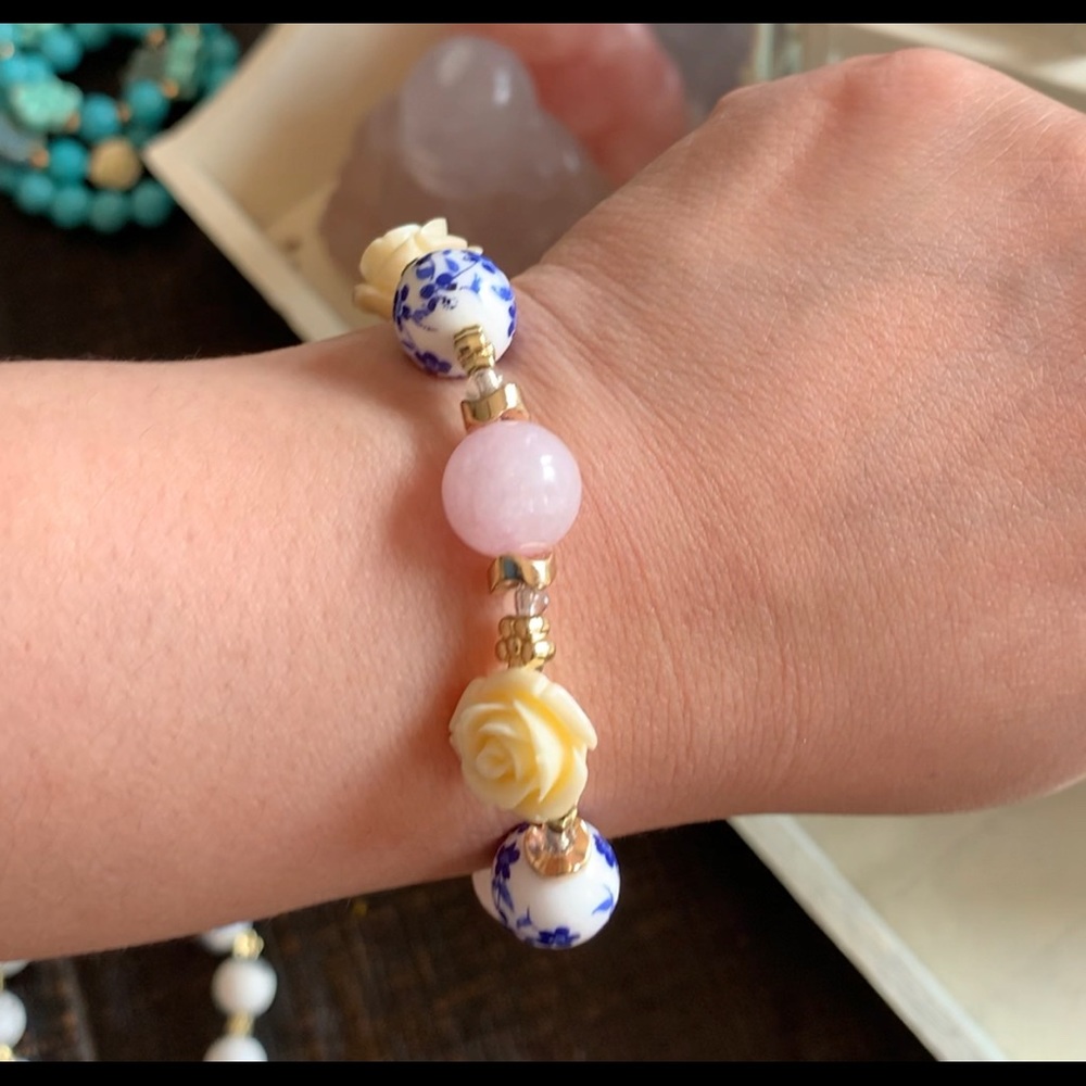 rosequartz bracelet with decorative beads